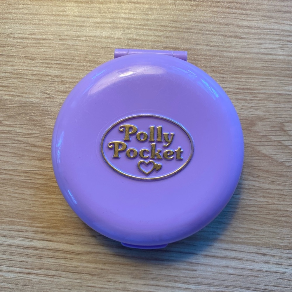 Polly Pocket Polly’s Flat Purple Compact Vintage 1989 with one doll